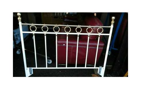 HOOFDEINDE VAN EEN BED MESSING