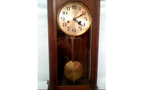 RELOJ DE PÉNDOLA OSCURO