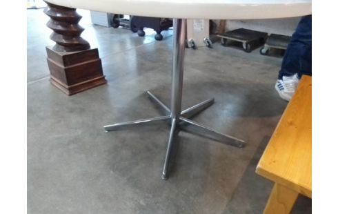 TABLE RONDE PIED ÉTOILE VINTAGE + CHAISES ORANGE A RESTAURER