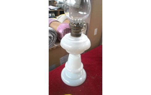LAMPE A HUILE BLANCHE, , OPALINE GLACE