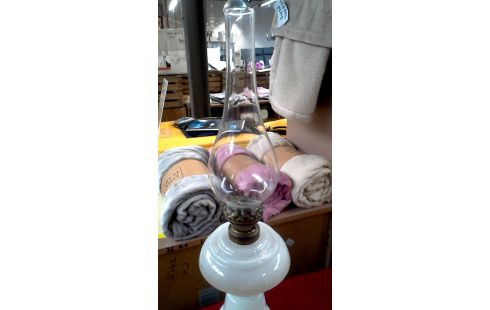 LAMPE A HUILE BLANCHE, , OPALINE GLACE