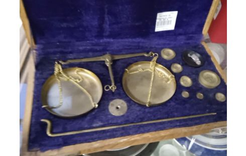 BALANCE DE PHARMACIE DANS BOITE