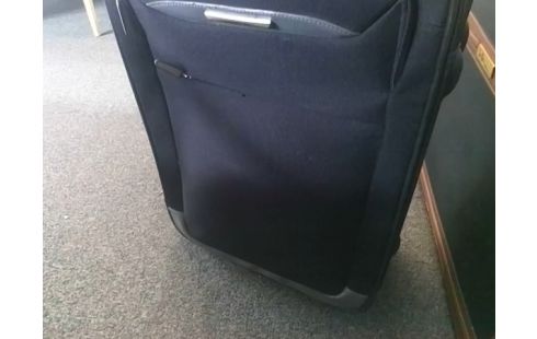 VALISE SOUPLE NOIR SUR ROULETTE