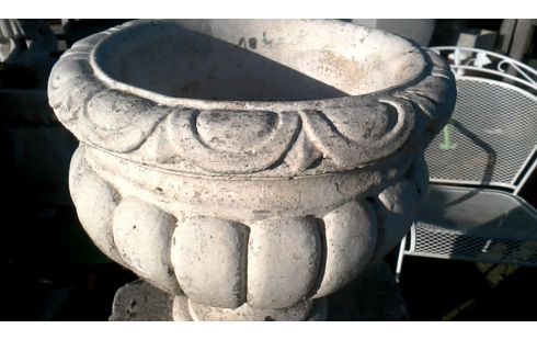 BLOEMPOT ROND WIT CEMENT