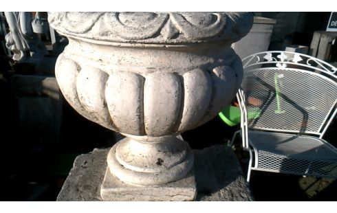 BLOEMPOT ROND WIT CEMENT