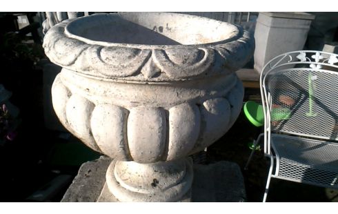 BLOEMPOT ROND WIT CEMENT