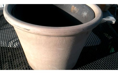 MACETERO TERRA COTTA REDONDO GRIS