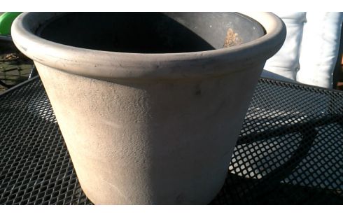 MACETERO TERRA COTTA REDONDO GRIS