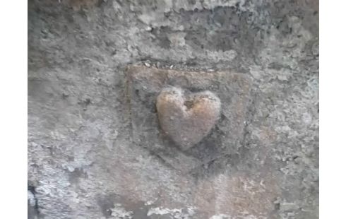 PLAQUE DE CHEMINEE AVEC MOTIF COEUR