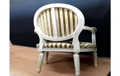 CHAISE MEDAILLON A RAYURES