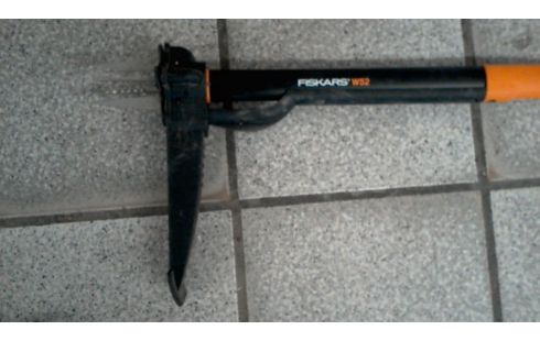 DESHERBEUR  FISKARS