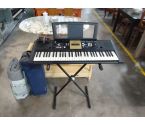 PIANO SYNTHÉTISEUR YAMAHA YPT-220 + PIED CHARGEUR EN L'ETAT