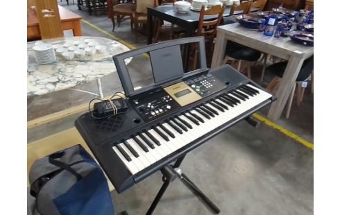 PIANO SYNTHÉTISEUR YAMAHA YPT-220 + PIED CHARGEUR EN L'ETAT
