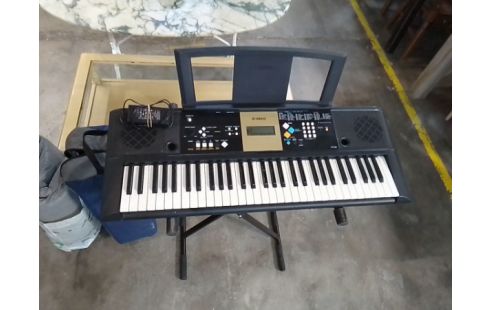 PIANO SYNTHÉTISEUR YAMAHA YPT-220 + PIED CHARGEUR EN L'ETAT