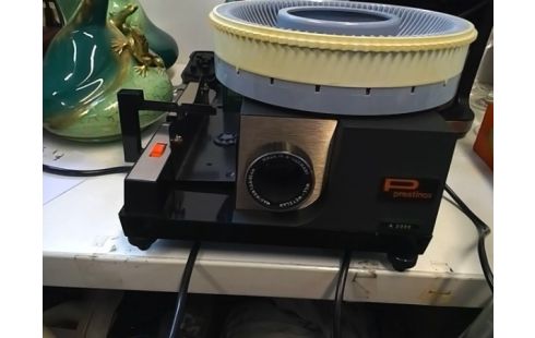 PROJECTEUR DIAPO PRESTINOX A2000 + ECRAN (+13 rack de diapos)