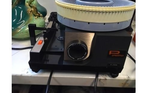 PROJECTEUR DIAPO PRESTINOX A2000 + ECRAN (+13 rack de diapos)