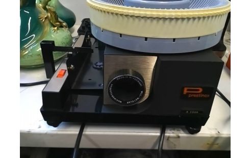 PROJECTEUR DIAPO PRESTINOX A2000 + ECRAN (+13 rack de diapos)