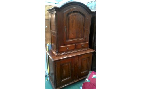 BUFFETKAST. MASSIEF EIK 3 DEUREN 2 LADEN