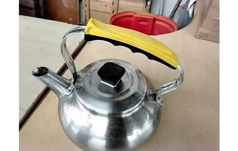 BOUILLOIRE JAUNE NOIRE