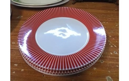 LOT DE 4 ASSIETTES ROUGES ET BLANCHES