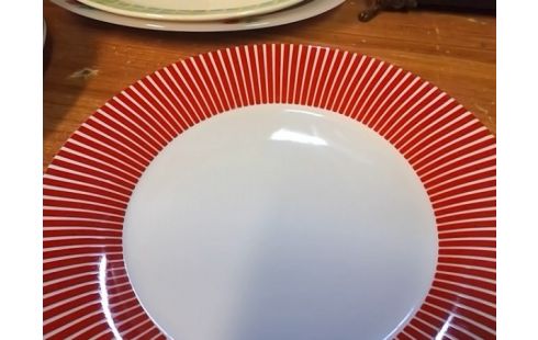 LOT DE 4 ASSIETTES ROUGES ET BLANCHES