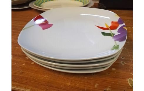 LOT DE 5 ASSIETTES BLANCHES MOTIF FLEURS