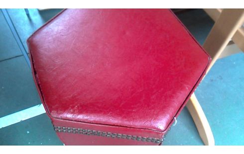 POUF ROUGE SIMILI CUIR HEXAGONAL