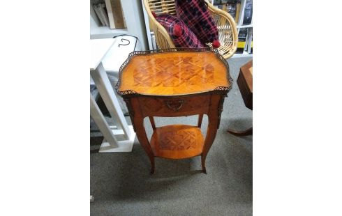 TABLE D'APPOINT STYLE LOUIS XV