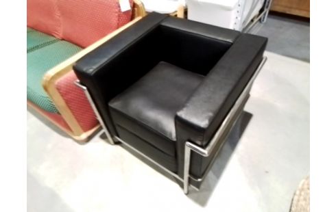 FAUTEUIL SIMILI NOIR CARRE PIEDS METAL