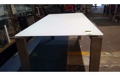 TABLE RECTANGULAIRE PIED METAL / VERRE