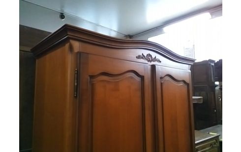 ARMOIRE 2P MERISIER STYLE LOUIS XV AVEC 1 PENDERIE (ECLATS EN BAS SUR COTES)