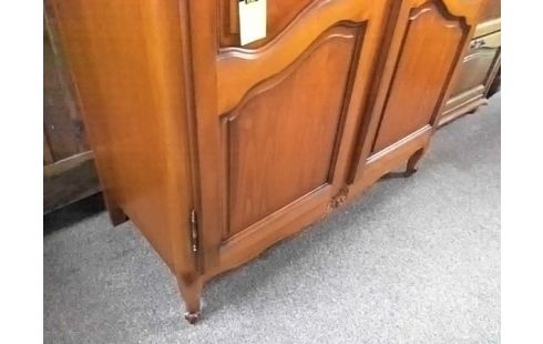 ARMOIRE 2P MERISIER STYLE LOUIS XV AVEC 1 PENDERIE (ECLATS EN BAS SUR COTES)