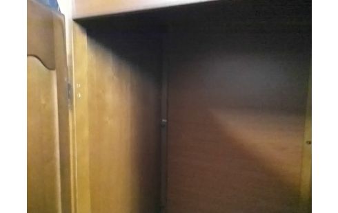 ARMOIRE 2P MERISIER STYLE LOUIS XV AVEC 1 PENDERIE (ECLATS EN BAS SUR COTES)