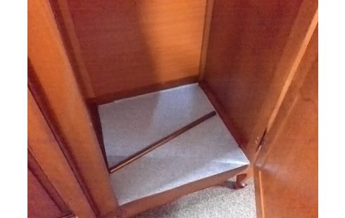 ARMOIRE 2P MERISIER STYLE LOUIS XV AVEC 1 PENDERIE (ECLATS EN BAS SUR COTES)