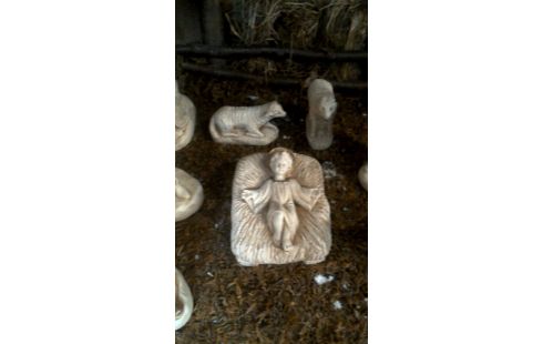 KERSTSTAL MET GROEP 19 BEELDEN IN RESIN