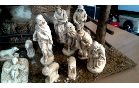 KERSTSTAL MET GROEP 19 BEELDEN IN RESIN