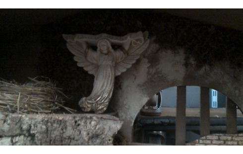 KERSTSTAL MET GROEP 19 BEELDEN IN RESIN