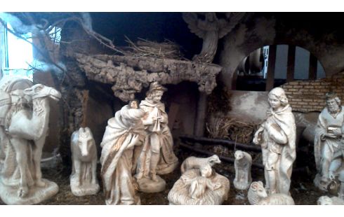 KERSTSTAL MET GROEP 19 BEELDEN IN RESIN