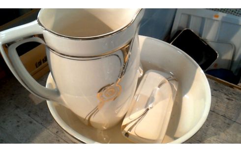 POT A EAU ART NOUVEAU ECRU OR