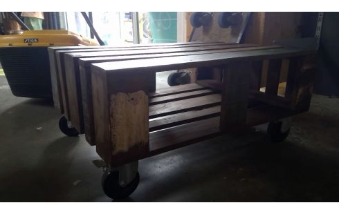 SALONTAFELTJE  PALLETSTIJL/WIELTJES