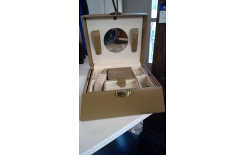 COFFRET A BIJOUX LOOK MODERNE