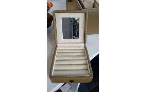 COFFRET A BIJOUX LOOK MODERNE