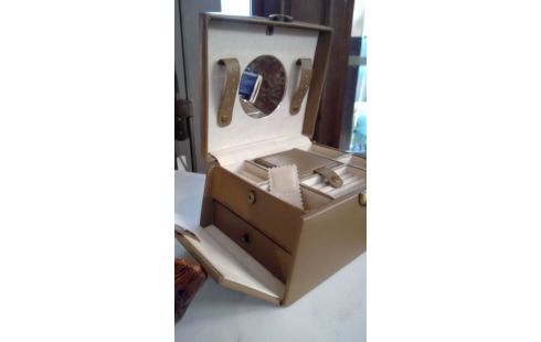 COFFRET A BIJOUX LOOK MODERNE