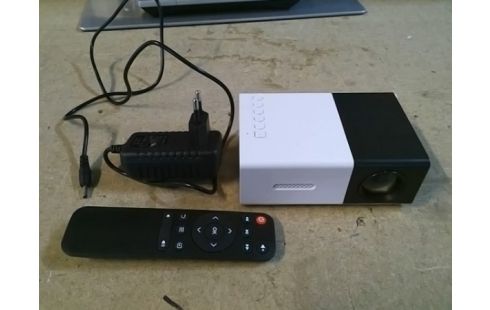 PROJECTEUR VIDEO PM AVEC TELECOMMANDE