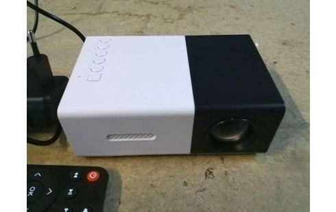 PROJECTEUR VIDEO PM AVEC TELECOMMANDE