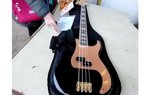 GUITARE BASSE SQUIER 40 TH ANNIVERSAIRE + HOUSSE