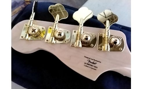 GUITARE BASSE SQUIER 40 TH ANNIVERSAIRE + HOUSSE