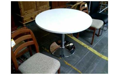 TISCH RUND WEIß MIT METALLFUß CHROMF.