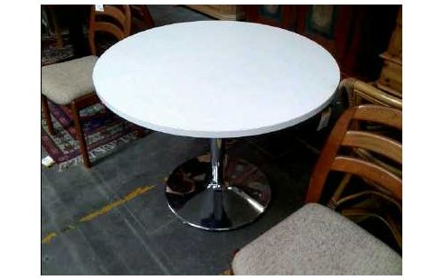 TISCH RUND WEIß MIT METALLFUß CHROMF.