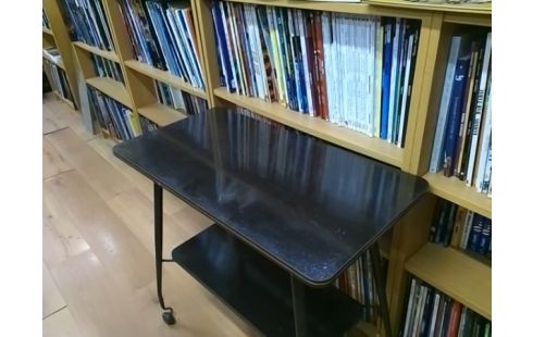 DESSERTE A ROULETTES .